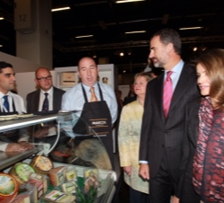 Los Príncipes de Asturias visitan uno de los expositores españoles en la Feria